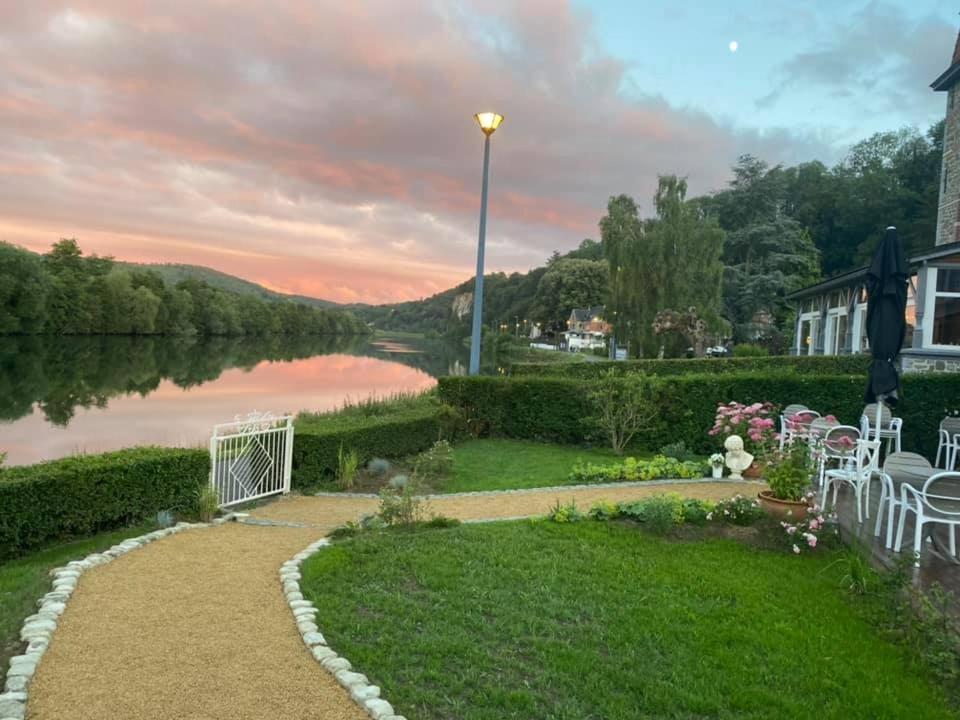 Logis Le P'Tit Rouillon Au Rythme De La Meuse Apartment Annevoie-Rouillon Bagian luar foto